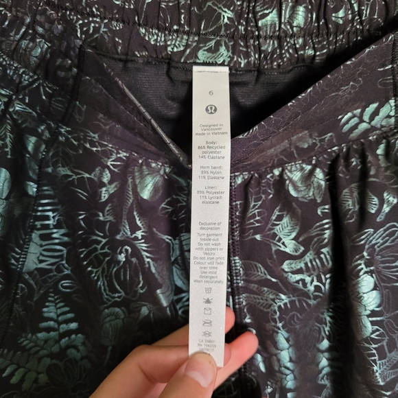 NWOT Lululemon Hotty Hot Lined Short 4", 6 Logo Flourish Black Iridescent Foil - Picture 9 of 10